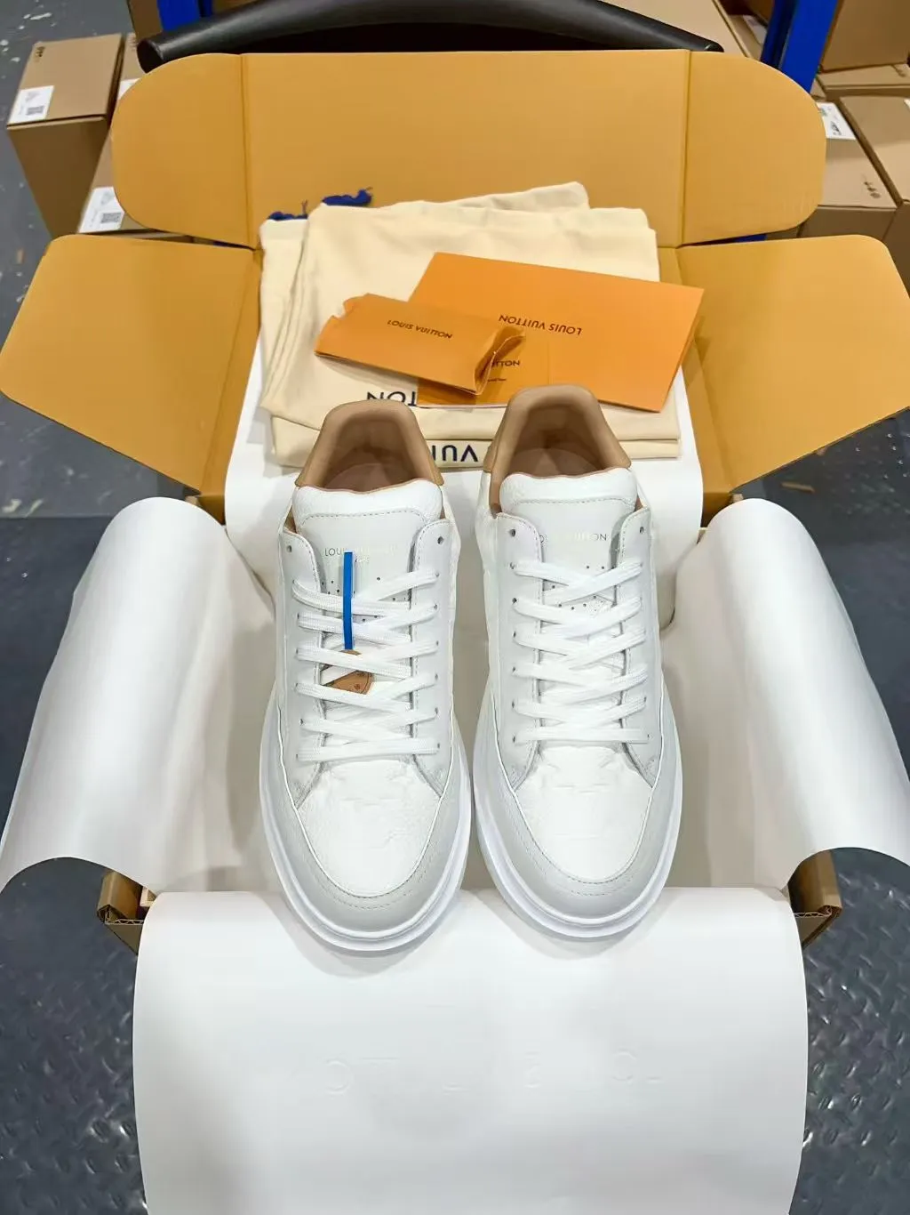 👟👟Ex-factory price 640👟👟 Vuitton Louis Vuitton Beⅴerly Hⅰll men's casual sports shoes white shoes —————————— Good looks and handsome feet, every color is huge and beautiful! A must-have item for fashionistas 🛍 Original custom-made embossed grained calfskin (not superfiber leather on the market, everyone needs to distinguish it!) symmetrical old pattern washed denim; all accessories and accessories are customized according to the original 1:1. Even the color matching of the shoelaces is customized 1:1. Original identical private model TPU outsole. Many clever little designs must have the original version to see that they are well done. The quality lies in the details! The original consistent chip tag can be directly entered into the LV official website 😏 Purchasing agent for ceiling level. Full set of Jingmei aircraft box packaging. Please look for our quality‼ ️ Please pay attention to distinguish the currency materials on the market! Code number: 37-45